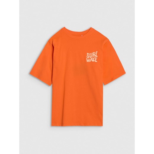 Chłopięcy t-shirt z nadrukiem 4FJRSS25TTSHM2866 - pomarańczowy ze sklepu Sportstylestory.com w kategorii T-shirty chłopięce - zdjęcie 179791873