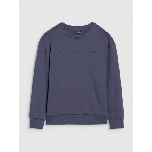 Chłopięca bluza dresowa bez kaptura nierozpinana 4F 4FJWSS25TSWSM1513 - granatowa ze sklepu Sportstylestory.com w kategorii Bluzy chłopięce - zdjęcie 179792224