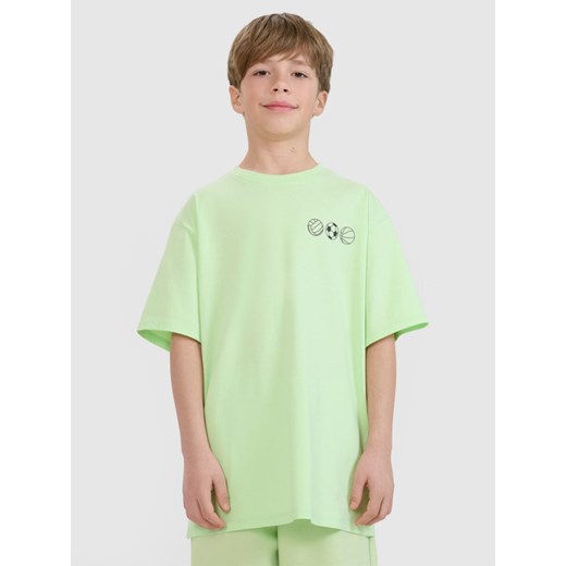 Chłopięcy t-shirt z nadrukiem 4F 4FJRSS25TTSHM2640 - zielony ze sklepu Sportstylestory.com w kategorii T-shirty chłopięce - zdjęcie 179792262
