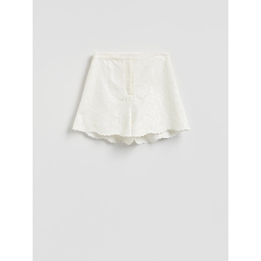 Reserved - Szorty z haftem - złamana biel Reserved 38 Reserved