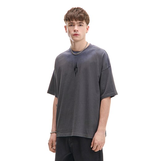 Cropp - Szara koszulka z nadrukiem i efektem sprayu - szary ze sklepu Cropp w kategorii T-shirty męskie - zdjęcie 179828280