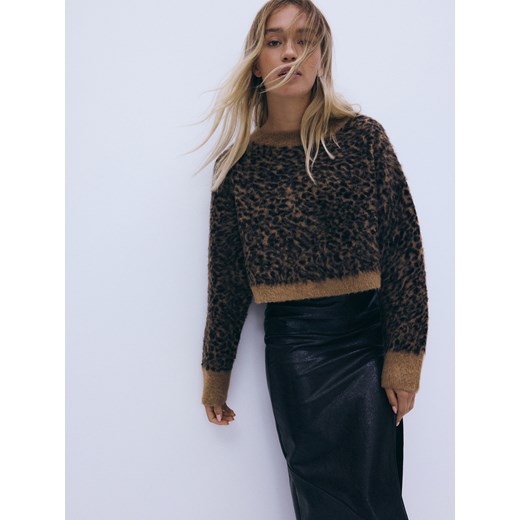 Reserved - Krótki sweter ze zwierzęcym wzorem - wielobarwny - id: 622ET-MLC - marki Reserved - 179829020 Reserved - Krótki sweter ze zwierzęcym wzorem - wielobarwny ze sklepu Reserved w kategorii Swetry damskie - zdjęcie 179829020