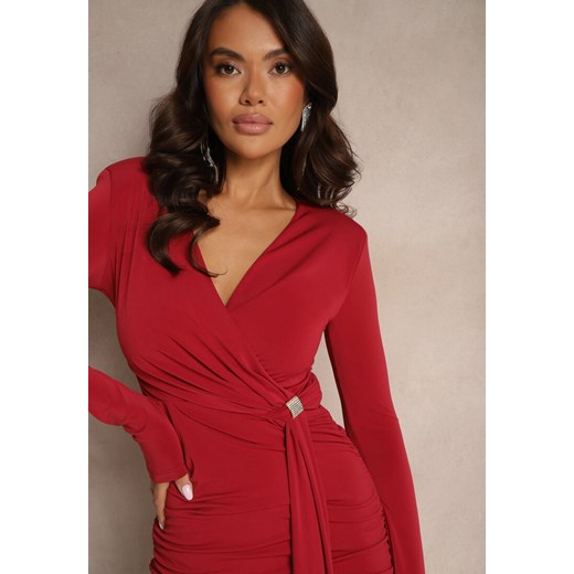 Bordowa Koktajlowa Dopasowana Sukienka z Usztywnionymi Ramionami Marszczeniem i Renee M okazja renee.pl