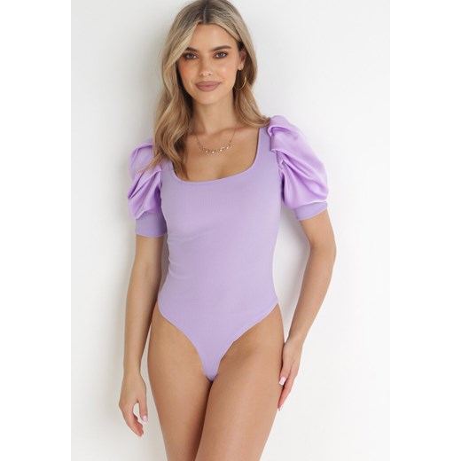 Fioletowe Prążkowane Body z Bufiastymi Rękawami Teasea ze sklepu born2be.pl w kategorii Body damskie - zdjęcie 180002893