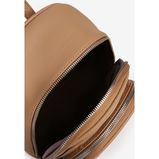Ciemnobeżowy Elegancki Plecak z Regulowanymi Szelkami i Metalową Aplikacją ONE SIZE born2be.pl promocja