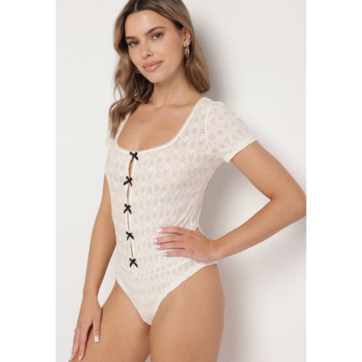 Beżowe Dopasowane Body z Tłoczonej Tkaniny Zdobione Wycięciami z Kokardkami Redelina ze sklepu born2be.pl w kategorii Body damskie - zdjęcie 180160634