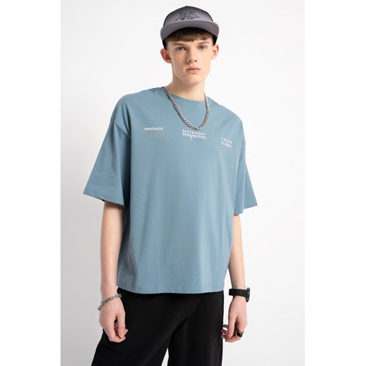 Niebieski t-shirt boxy z minimalistyczną grafiką z przodu, kolor - niebieski, rozmiar - 152 ze sklepu REPORTER w kategorii T-shirty chłopięce - zdjęcie 180175124