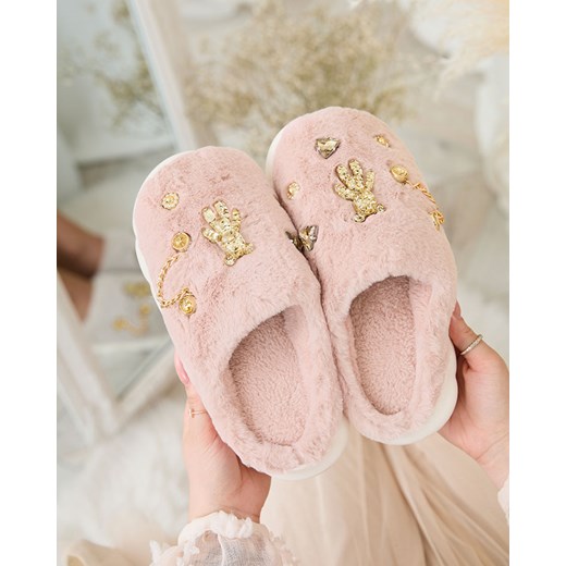 Royalfashion Różowe damskie futrzane kapcie z ozdobami Erserra ze sklepu royalfashion.pl w kategorii Kapcie damskie - zdjęcie 180187953