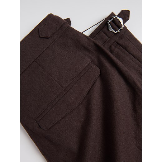 Reserved - Szorty regular z lnem - ciemnobrązowy Reserved 30 Reserved