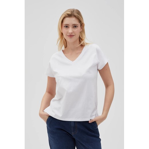 Bawełniny t-shirt z dekoltem w serek biały ze sklepu Moodo.pl w kategorii Bluzki damskie - zdjęcie 180221700
