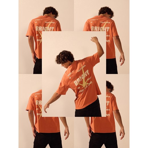 Reserved - T-shirt boxy z nadrukiem na plecach - brązowy ze sklepu Reserved w kategorii T-shirty męskie - zdjęcie 180231693