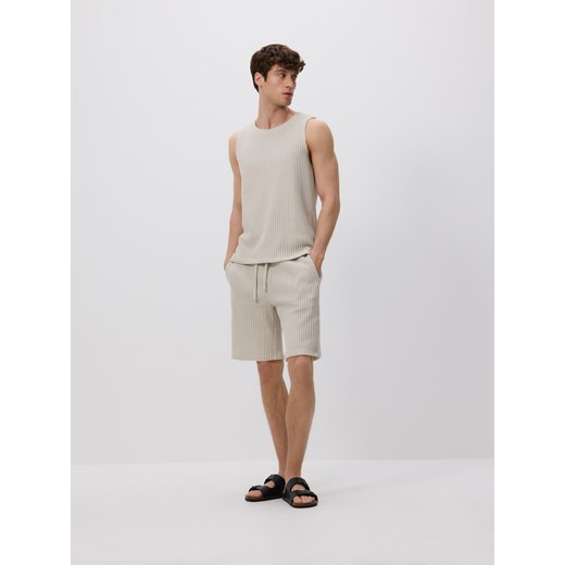 Reserved - Strukturalne szorty regular - beżowy ze sklepu Reserved w kategorii Spodenki męskie - zdjęcie 180233784