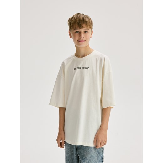 Reserved - Bawełniany t-shirt z nadrukiem - złamana biel ze sklepu Reserved w kategorii T-shirty chłopięce - zdjęcie 180233871