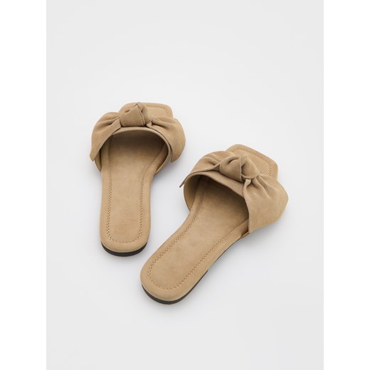 Reserved - Zamszowe klapki z kokardą - beżowy Reserved 37 Reserved