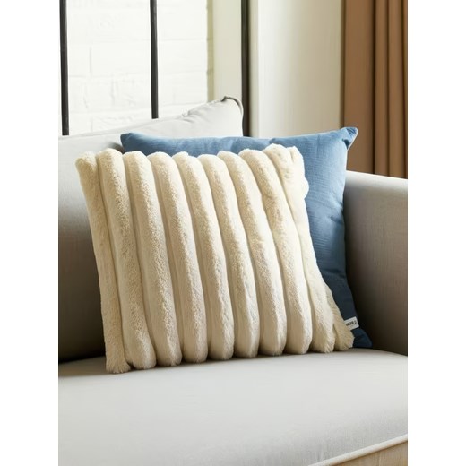 Sinsay - Poduszka dekoracyjna z imitacji futra - kremowy Sinsay One Size Sinsay
