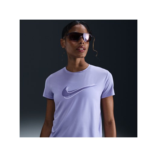 Damska koszulka do biegania z krótkim rękawem Dri-FIT Nike One Swoosh - Fiolet ze sklepu Nike poland w kategorii Bluzki damskie - zdjęcie 180274744