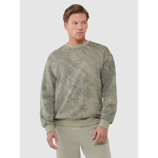 Męska bluza dresowa nierozpinana bez kaptura 4F 4FWSS25TSWSM1582 - zielona ze sklepu Sportstylestory.com w kategorii Bluzy męskie - zdjęcie 180275382