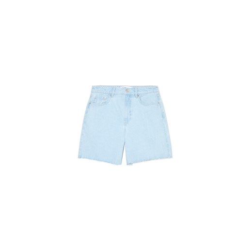 Cropp - Jeansowe spodenki z postrzępionymi nogawkami - niebieski ze sklepu Cropp w kategorii Szorty - zdjęcie 180284821