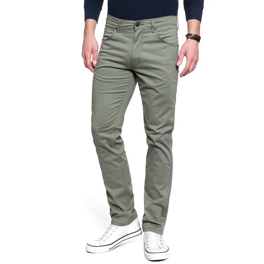MĘSKIE SPODNIE MATERIAŁOWE WRANGLER GREENSBORO DUSTY OLIVE W15QWA275 112127116 Wrangler W31 L34 YouNeedit.pl
