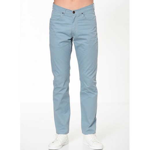 WRANGLER ARIZONA MĘSKIE SPODNIE MATERIAŁOWE BLUE W12OAN713 ze sklepu YouNeedit.pl w kategorii Spodnie męskie - zdjęcie 180289072