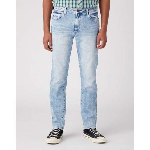 WRANGLER LARSTON MĘSKIE SPODNIE JEANSOWE DUSKY CLOUD W18SYJZ53 112331151 ze sklepu YouNeedit.pl w kategorii Jeansy męskie - zdjęcie 180289631