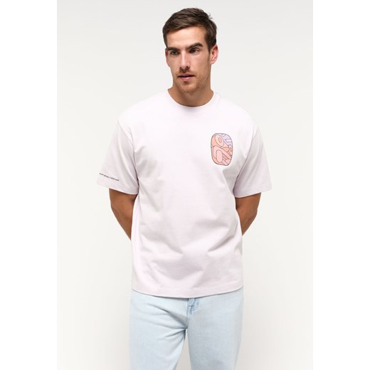 MĘSKA KOSZULKA MUSTANG T-Shirt NADRUK Collab Orchid Hush 1014957 8056 ze sklepu YouNeedit.pl w kategorii T-shirty męskie - zdjęcie 180289891