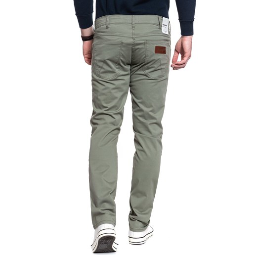 MĘSKIE SPODNIE MATERIAŁOWE WRANGLER GREENSBORO DUSTY OLIVE W15QWA275 112127116 Wrangler W31 L34 YouNeedit.pl