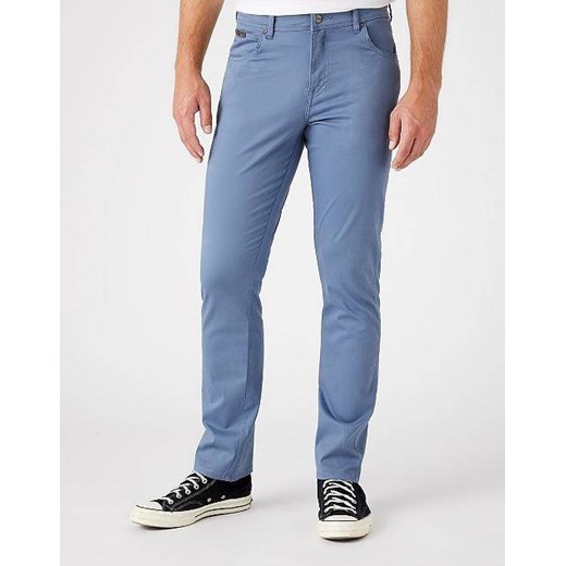 WRANGLER TEXAS SLIM MĘSKIE SPODNIE MATERIAŁOWE BLUE MIRAGE W12SEAXOD 112145793 ze sklepu YouNeedit.pl w kategorii Spodnie męskie - zdjęcie 180290183