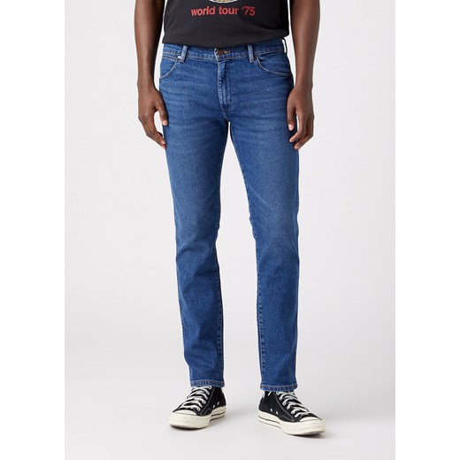 WRANGLER MĘSKIE SPODNIE JEANSOWE LARSTON COUNTRY BOY W18S8423M 112321661 ze sklepu YouNeedit.pl w kategorii Jeansy męskie - zdjęcie 180290262