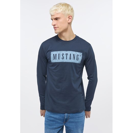 MUSTANG Adrian C Print MĘSKA KOSZULKA Z DŁUGIM RĘKAWEM Outer Space 1013540 5330 ze sklepu YouNeedit.pl w kategorii T-shirty męskie - zdjęcie 180293212