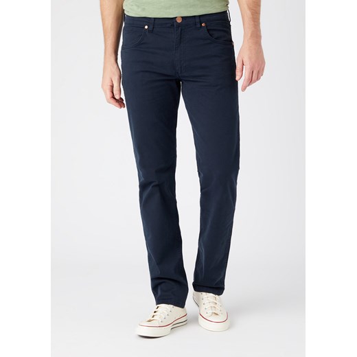 WRANGLER GREENSBORO MĘSKIE SPODNIE MATERIAŁOWE NAVY W15QY6114 112145835 ze sklepu YouNeedit.pl w kategorii Spodnie męskie - zdjęcie 180293331