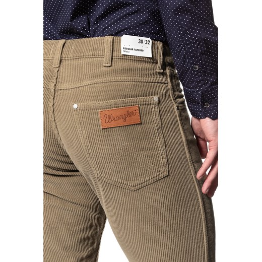 WRANGLER SPODNIE MĘSKIE SLIDER CLAY BEIGE W18RSU230 112127396 Wrangler W33 L32 YouNeedit.pl