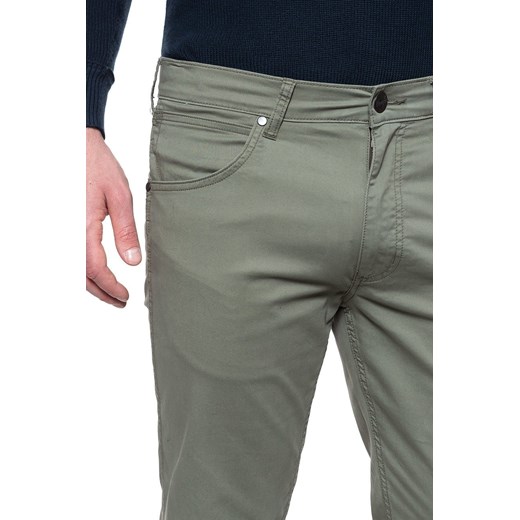 MĘSKIE SPODNIE MATERIAŁOWE WRANGLER GREENSBORO DUSTY OLIVE W15QWA275 112127116 Wrangler W31 L34 YouNeedit.pl