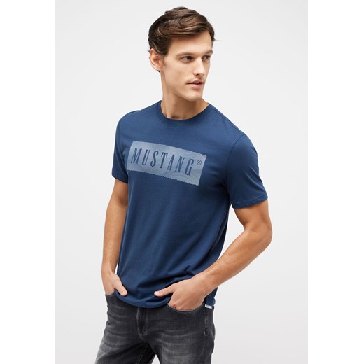 MUSTANG PRINT TEE MĘSKI T-SHIRT KOSZULKA LOGO NADRUK DRESS BLUES 1014937 5334 Mustang S YouNeedit.pl