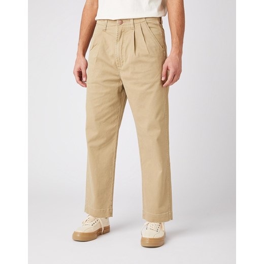 MĘSKIE SPODNIE MATERIAŁOWE WRANGLER CASEY PLEATED CHINO SADDLE W15L50327 112141177 ze sklepu YouNeedit.pl w kategorii Spodnie męskie - zdjęcie 180296631