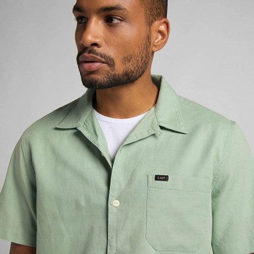 MĘSKA KOSZULA MATERIAŁOWA LEE SS RESORT SHIRT GRANITE GREEN L67PKWQN 112116916 Lee M YouNeedit.pl