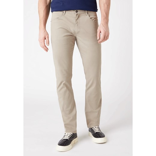 WRANGLER STRAIGHT SPODNIE MĘSKIE MATERIAŁOWE KHAKI W10TKA787 112126008 ze sklepu YouNeedit.pl w kategorii Spodnie męskie - zdjęcie 180296932