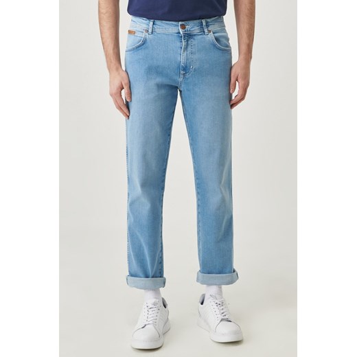 WRANGLER TEXAS BLEACH HOUSE W121Y731S 112145778 ze sklepu YouNeedit.pl w kategorii Jeansy męskie - zdjęcie 180298884