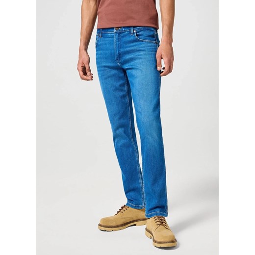 WRANGLER MĘSKIE SPODNIE JEANSOWE GREENSBORO AZURE SKY 112358222 W15Q017440 ze sklepu YouNeedit.pl w kategorii Jeansy męskie - zdjęcie 180299004