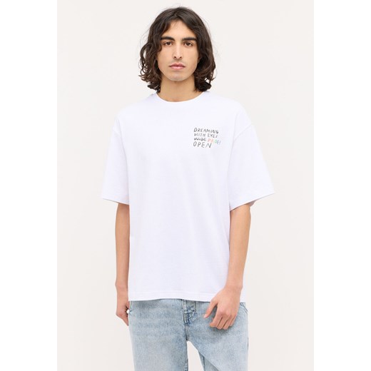 MĘSKA KOSZULKA MUSTANG T-shirt Akron General White 1015266 2045 ze sklepu YouNeedit.pl w kategorii T-shirty męskie - zdjęcie 180299790