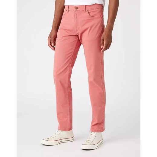 WRANGLER GREENSBORO MĘSKIE SPODNIE MATERIAŁOWE FADED ROSE W15QY6XAP 112145839 ze sklepu YouNeedit.pl w kategorii Spodnie męskie - zdjęcie 180300013