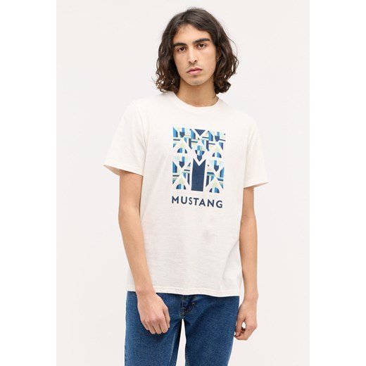 MĘSKA KOSZULKA MUSTANG Austin T-shirt NADRUK Whisper White 1014954 2013 ze sklepu YouNeedit.pl w kategorii T-shirty męskie - zdjęcie 180300890