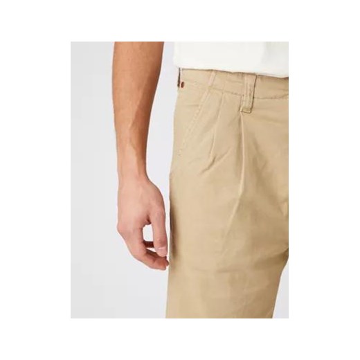 MĘSKIE SPODNIE MATERIAŁOWE WRANGLER CASEY PLEATED CHINO SADDLE W15L50327 Wrangler W32 L32 YouNeedit.pl