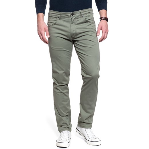 MĘSKIE SPODNIE MATERIAŁOWE WRANGLER GREENSBORO DUSTY OLIVE W15QWA275 112127116 Wrangler W31 L34 YouNeedit.pl