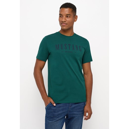 MĘSKA KOSZULKA MUSTANG T-shirt LOGO NADRUK Alex C Print June Bug 1014445 6485 Mustang S YouNeedit.pl