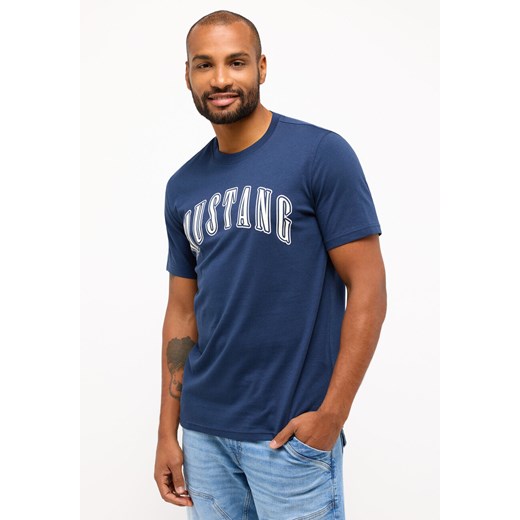 MUSTANG AUSTIN MĘSKI T-SHIRT KOSZULKA LOGO NADRUK DRESS BLUES 1014927 5334 ze sklepu YouNeedit.pl w kategorii T-shirty męskie - zdjęcie 180304184