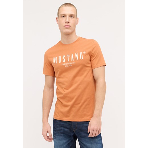 MĘSKA KOSZULKA MUSTANG AustinT-shirt LOGO Raw Sienna 1015054 7088 ze sklepu YouNeedit.pl w kategorii T-shirty męskie - zdjęcie 180304443