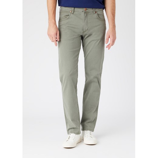 WRANGLER GREENSBORO MĘSKIE SPODNIE MATERIAŁOWE DUSTY OLIVE W15QY665M 112145836 ze sklepu YouNeedit.pl w kategorii Spodnie męskie - zdjęcie 180305902