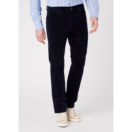 WRANGLER GREENSBORO MĘSKIE SPODNIE SZTRUKSOWE NAVY W15QA2114 112319949 ze sklepu YouNeedit.pl w kategorii Spodnie męskie - zdjęcie 180307751
