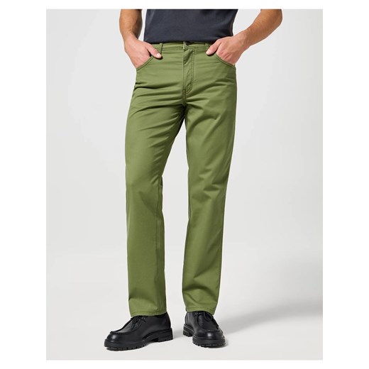 WRANGLER MĘSKIE SPODNIE MATERIAŁOWE TEXAS DUSTY OLIVE 112358215 W121018011 ze sklepu YouNeedit.pl w kategorii Spodnie męskie - zdjęcie 180311523